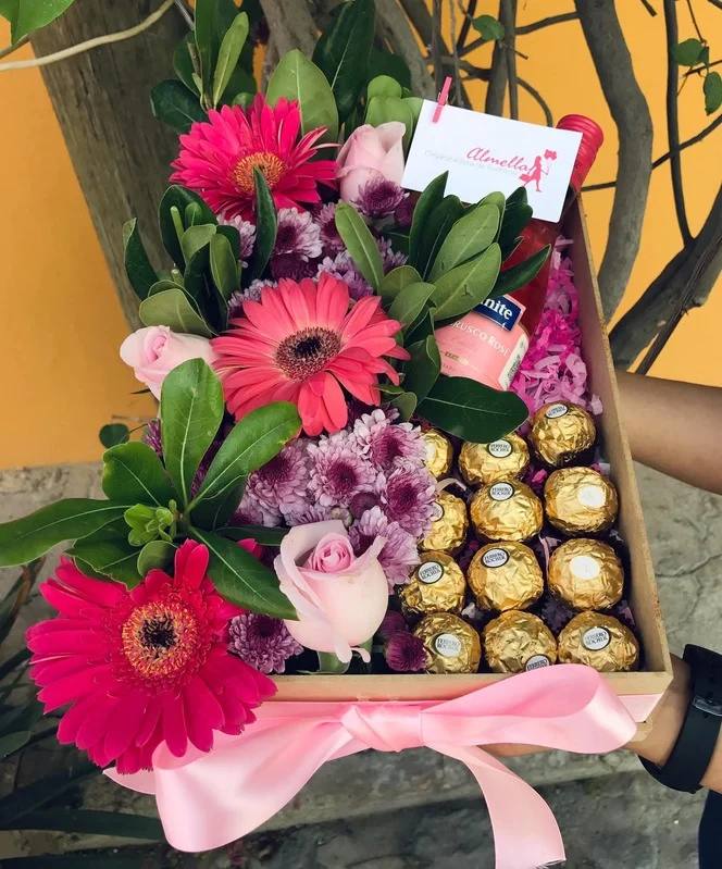 Caja Rectangular Flores, Chocolates y Vino