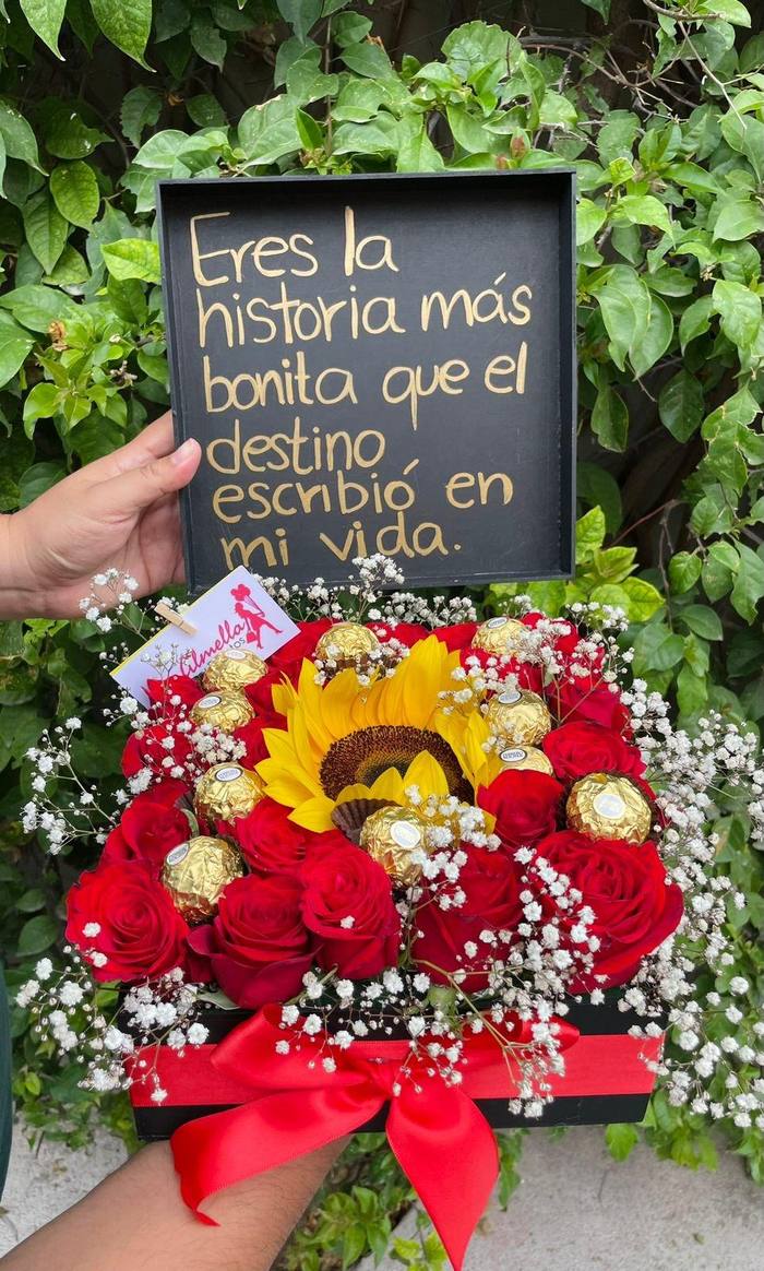 Caja Cuadrada Flores y Ferreros