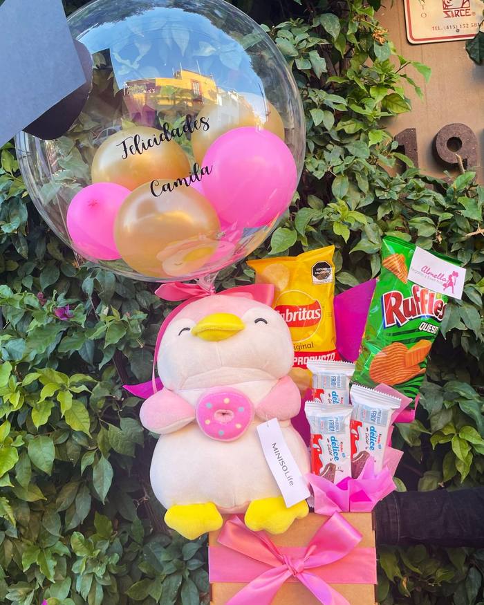 Caja Cubo Peluche, Botanas, Chocolates y Globo